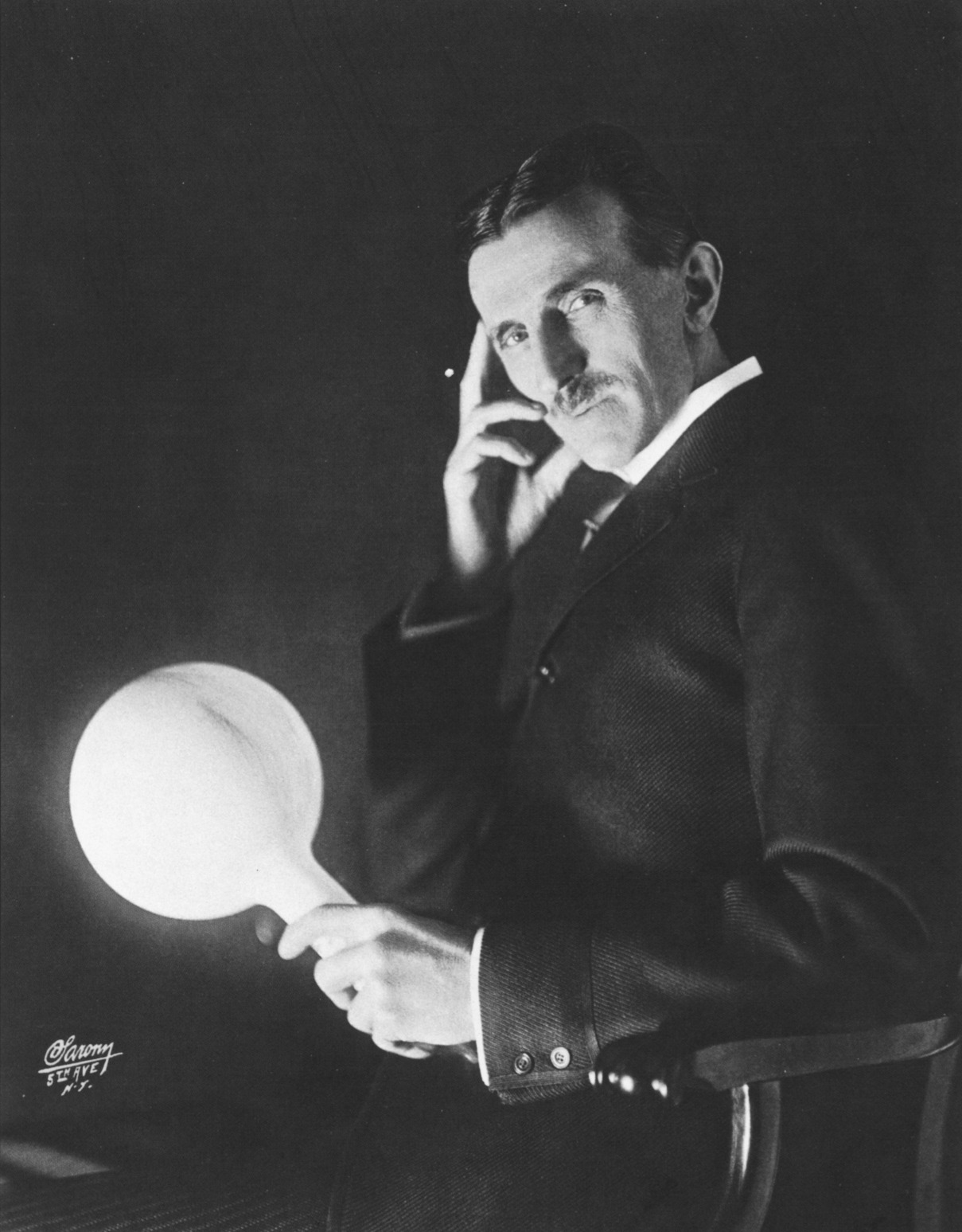 Nikola_Tesla_Wireless_Light_by_Sarony_c1898